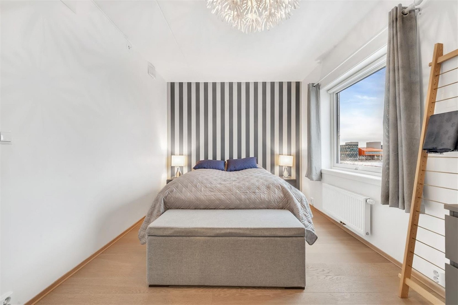 Soverom 3 hovedsoverom, god plass til stor dobbeltseng og øvrig interiør. dette rommet blir også ofte brukt som TV-stue i denne type leilighet. God plass til hjørnesofa og salongbord. Galleribilde