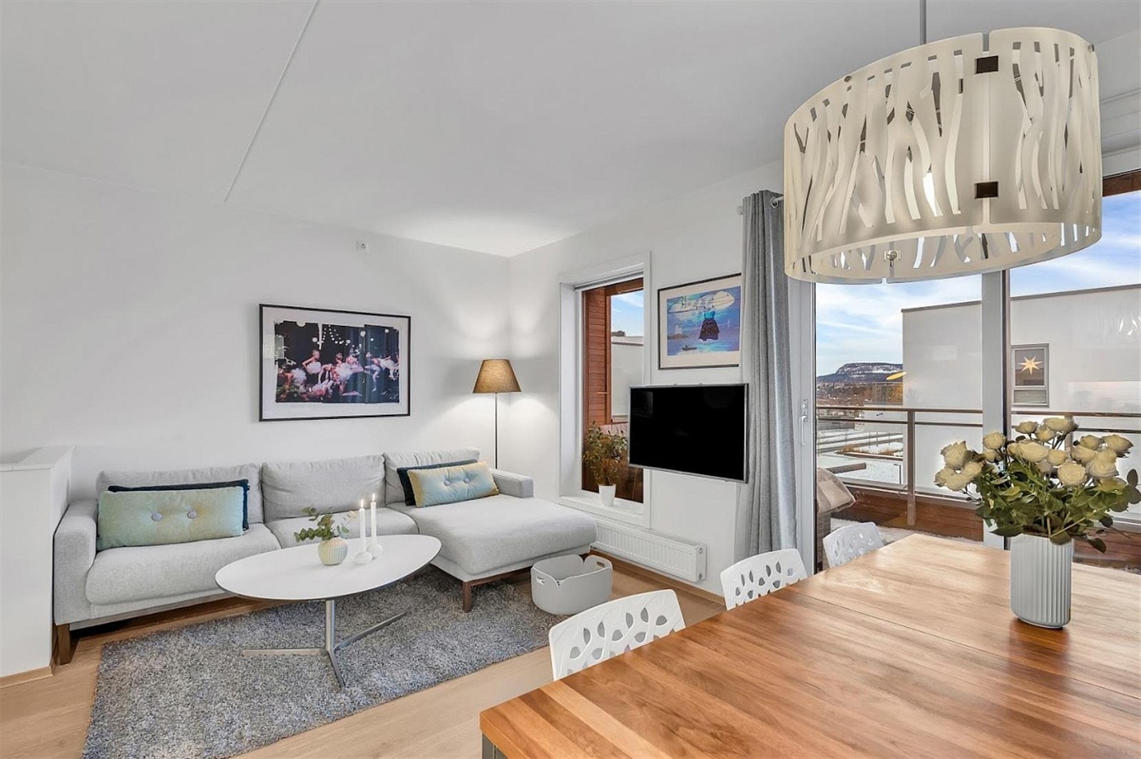 Utgang til vestvendt balkong med gode solforhold og utsikt mot Kolsås, en herlig forlengelse av stuen på varme sommerdager. Galleribilde