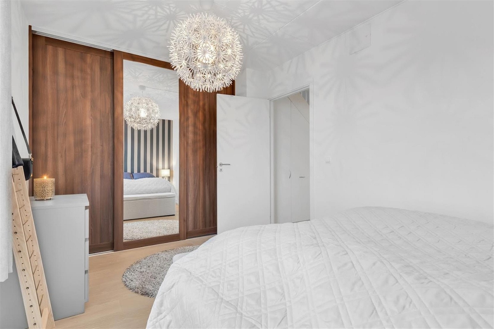 Soverom 3, Hovedsoverom med store skyvedørsgarderober. Galleribilde