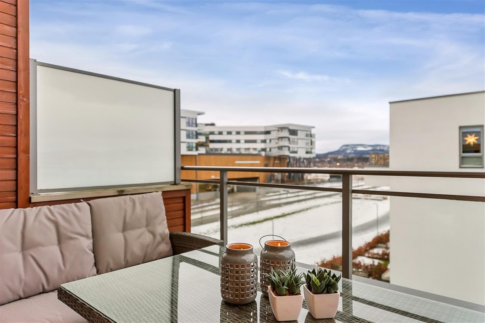 Utsyn mot Kolsåstoppen fra balkongen. Balkongen er på hele 12 kvm, og gir deg ettermiddag- og kveldssol. Galleribilde