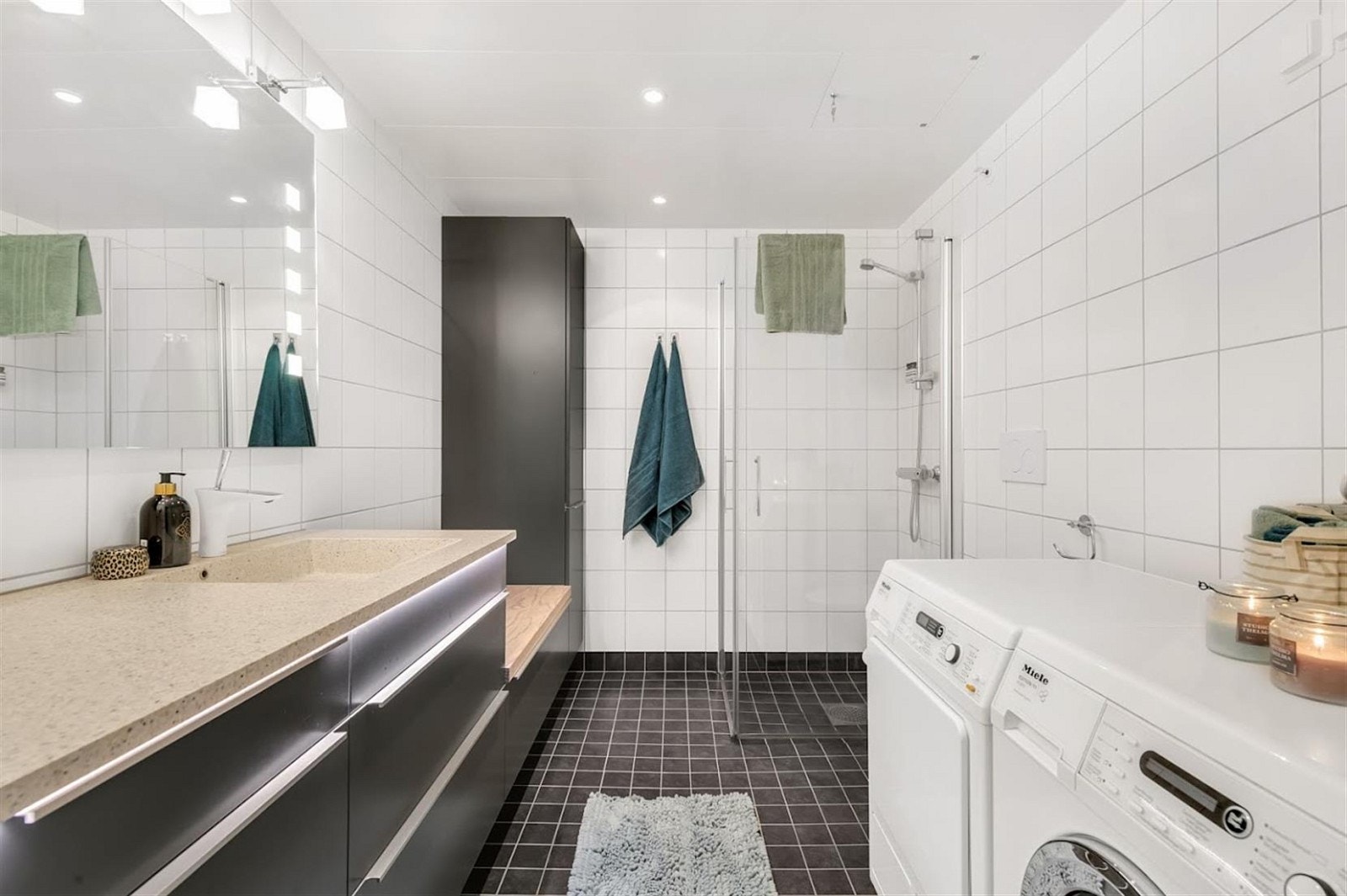 Badet er påkostet med innredning fra HTH, godt med skapplass og oppbevaring. Galleribilde