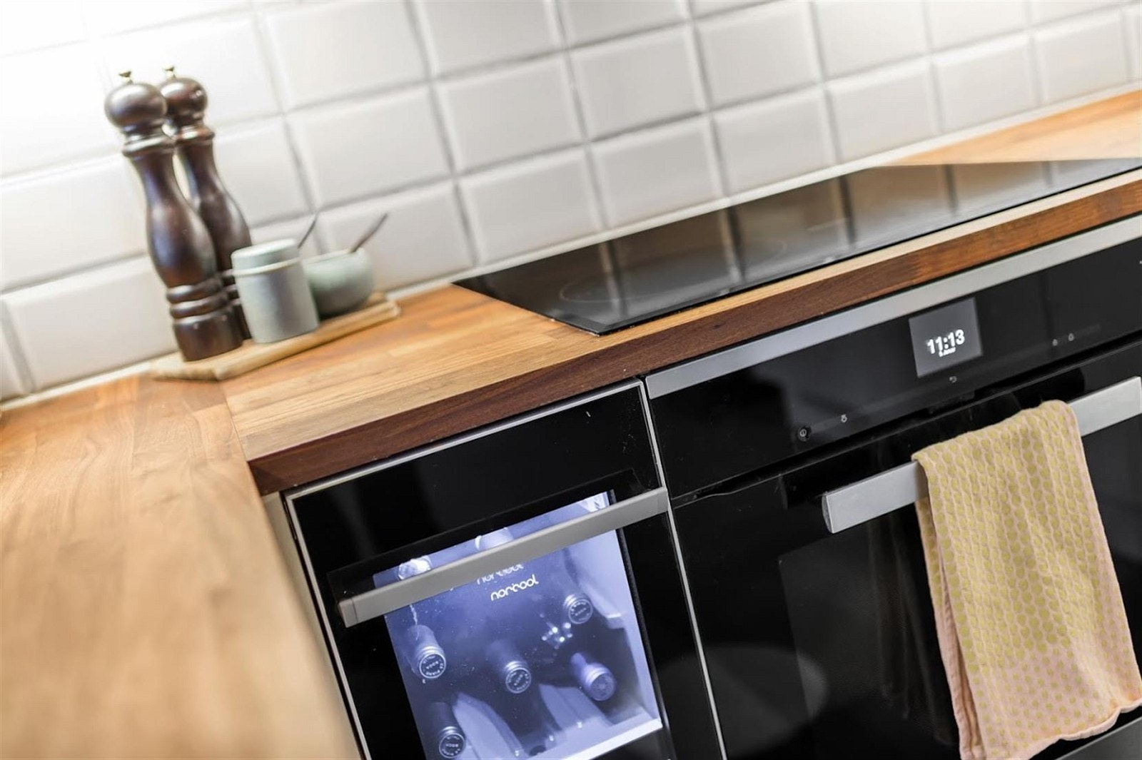 Kjøkkenet har integrerte hvitevarer av god kvalitet, induksjonstopp, stekeovn, micro, kjøl og frys, og vinskap. Galleribilde