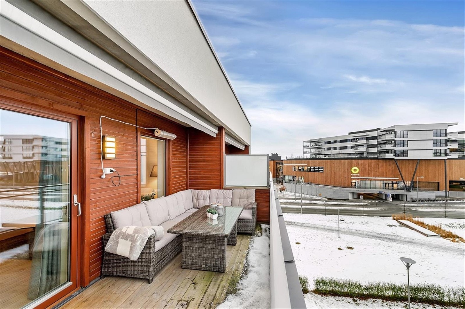 Vestvendt balkong med sol fra ca kl. 12 og til solnedgang. Galleribilde