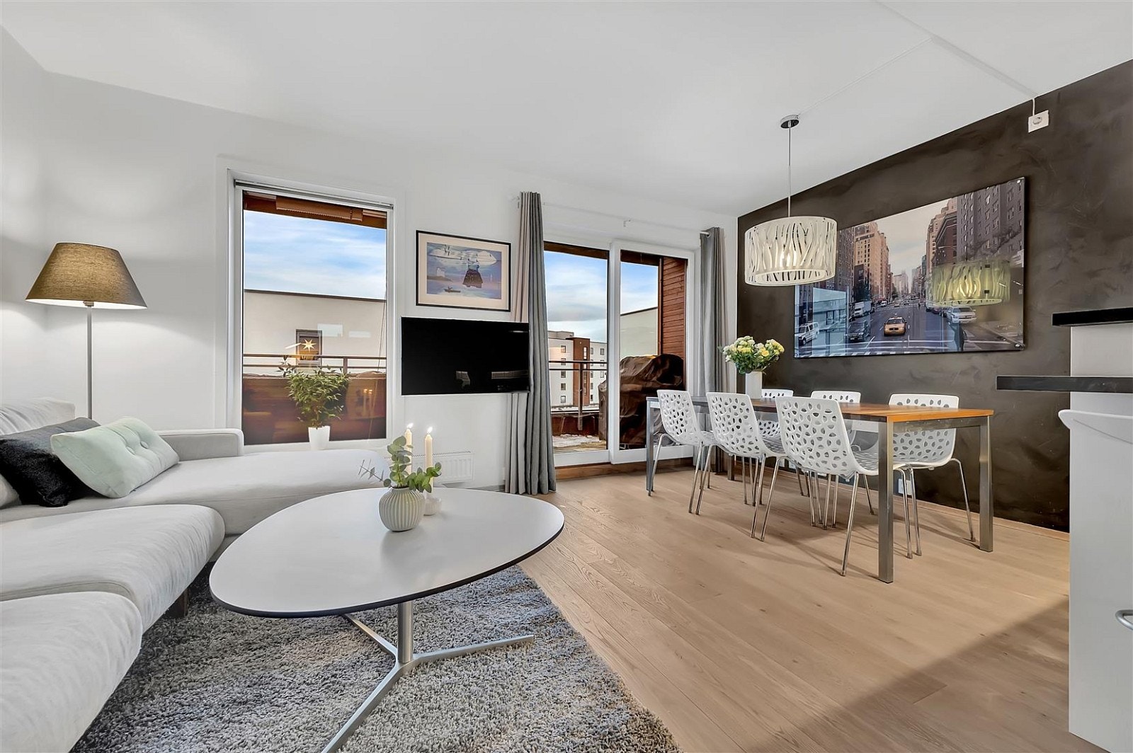 Lys stue med god plass til salong og sppisestue. Arealet gir rom for alternative løsninger, se alternativ planløsning. Galleribilde