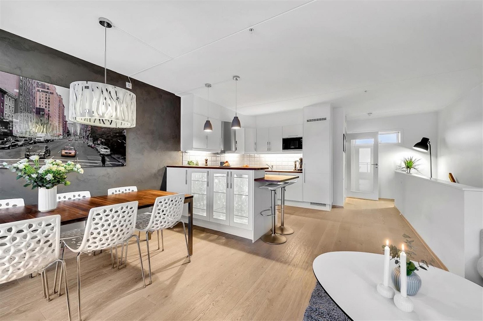 Stue- og kjøkkensone fremstår som åpen og lys, den røffe vaggen med sementmaling gir et tøft preg på rommet og skaper en ytterligere romfølelse. Galleribilde