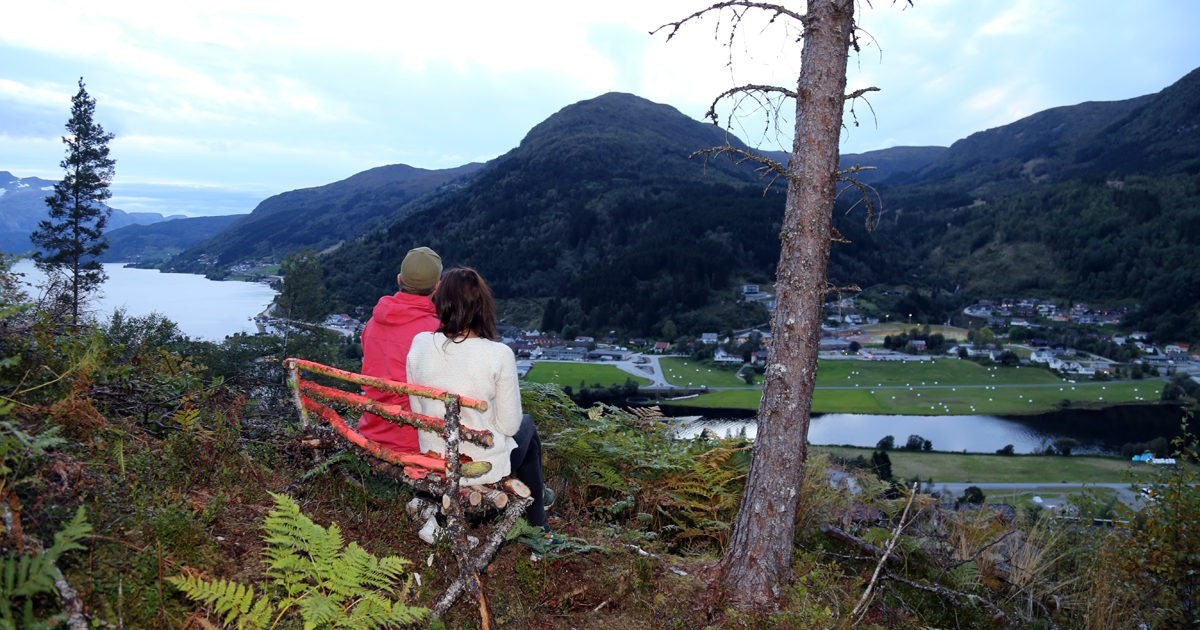 Her finn du roen og nyter utsikt over sjøen, kveldsola,og har full kontroll på det som måtte skje i sentrum av Naustdal. Galleribilde