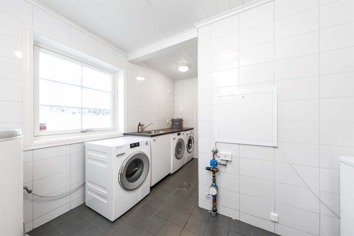 Eget vaskerom med plass til flere vaskemaskiner Galleribilde