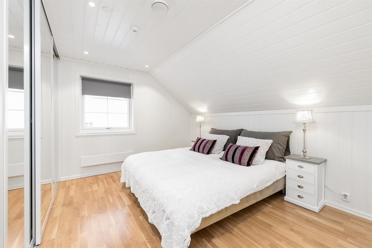 Hovedsoverom med skyvedørsgarderobe Galleribilde