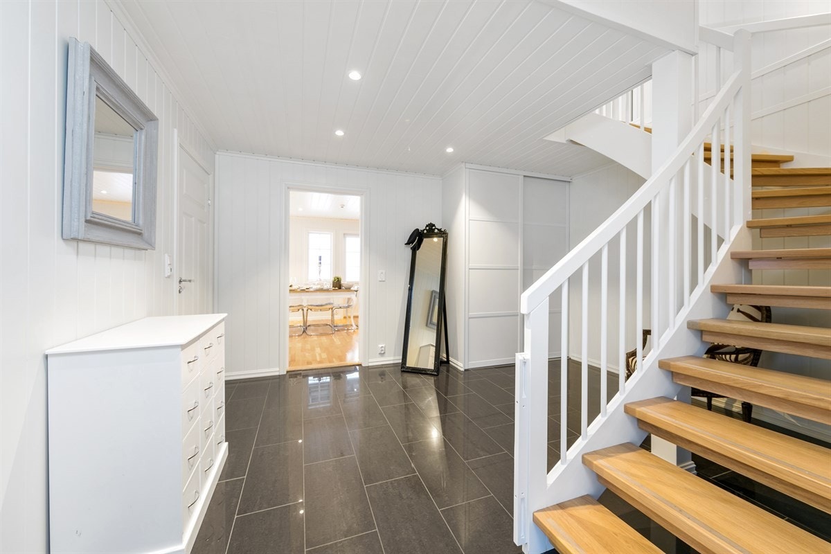 Stor flislagt entré med garderobeløsning Galleribilde