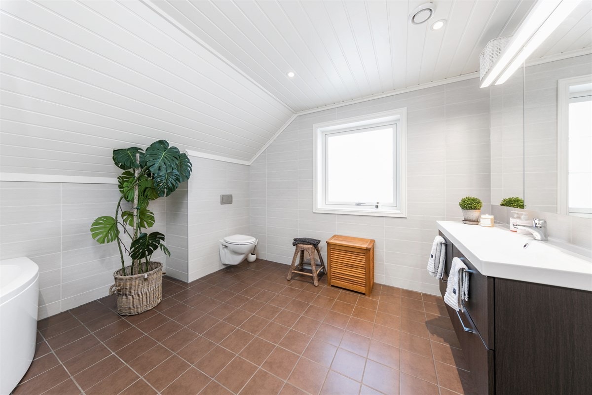 Stort flislagt bad med hjørnebadekar i 2. etg Galleribilde