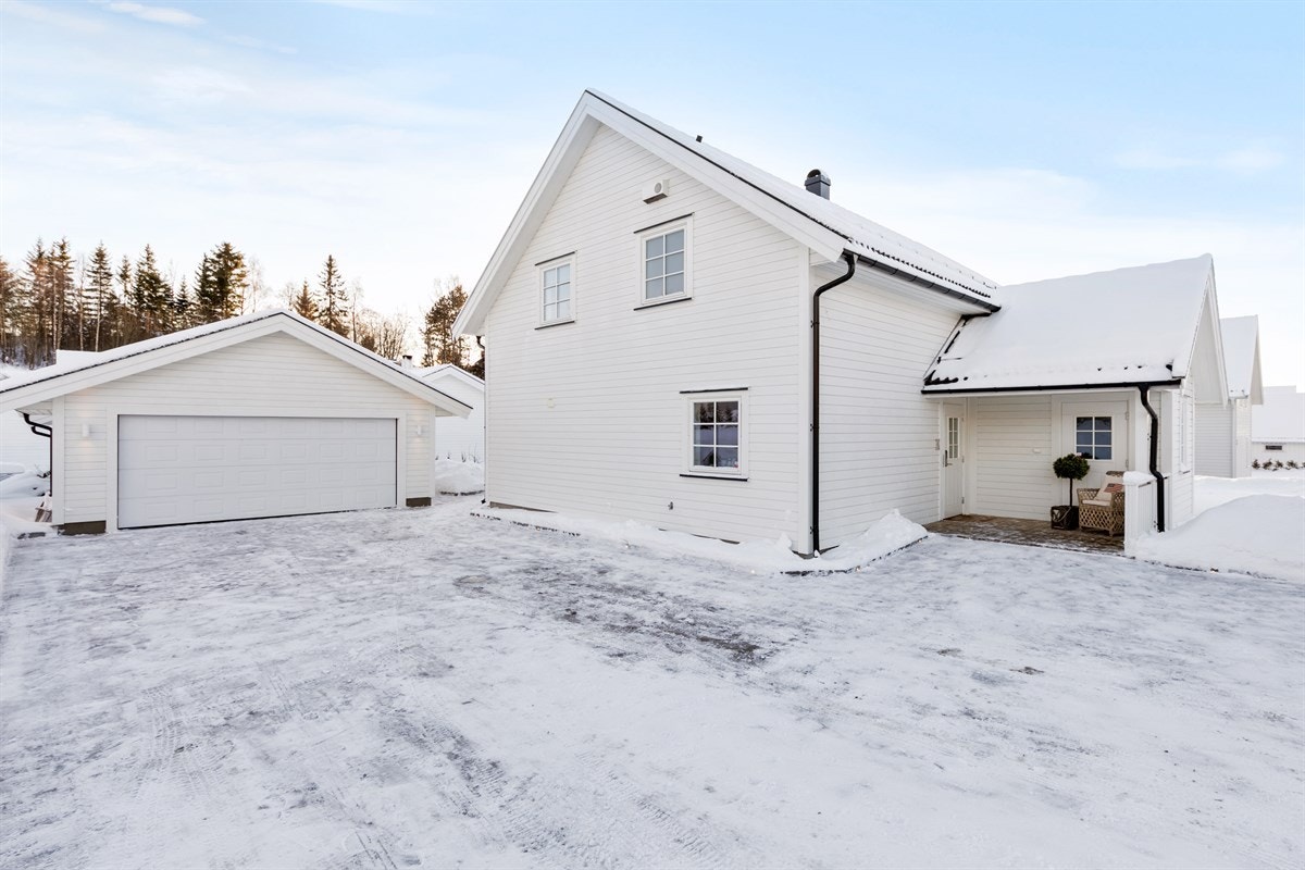 Inngangsparti og stor garasje. Det er også utvendig bod rett ved inngangsdøren. Galleribilde