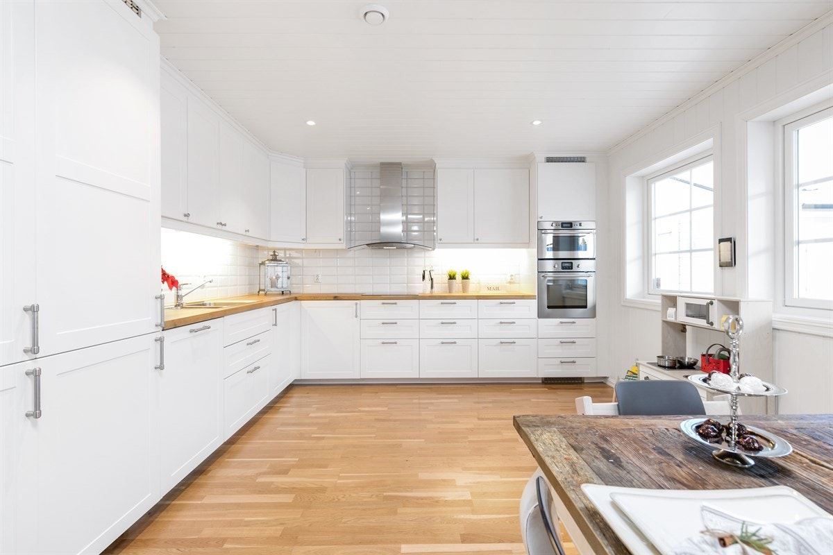 Kjøkken med mye skap- og benkeplass Galleribilde