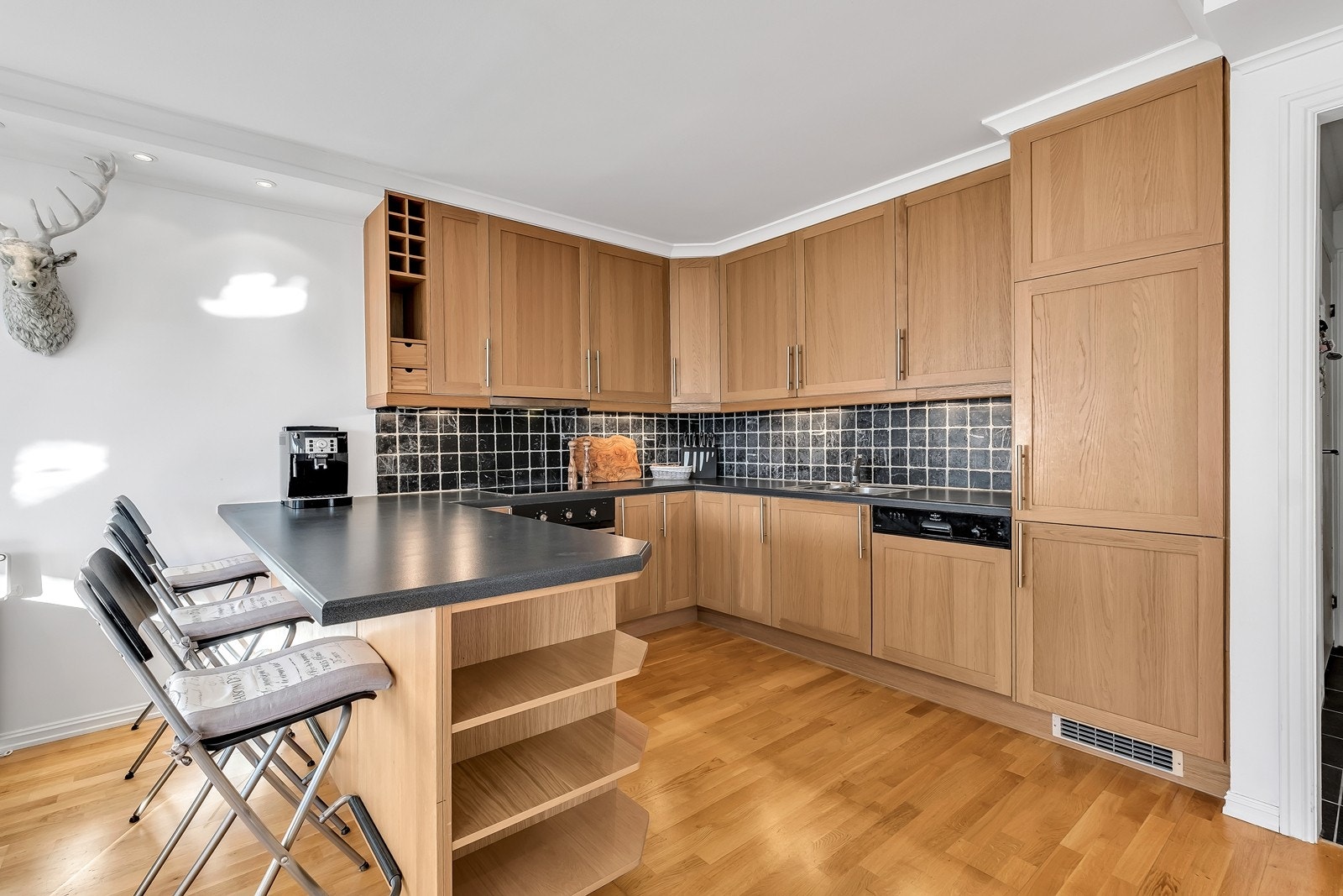 Fin kjøkkeninnredning med god benk- og skapplass Galleribilde