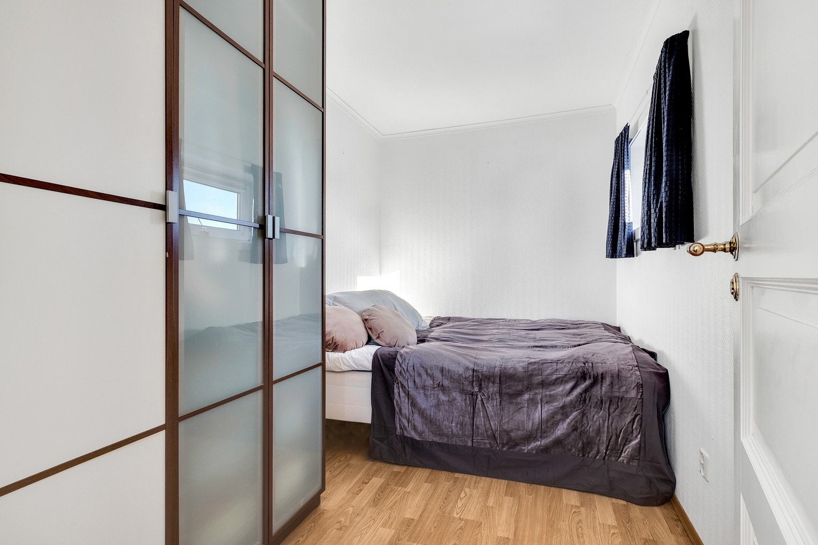 Soverommet har godt med garderobeplass Galleribilde