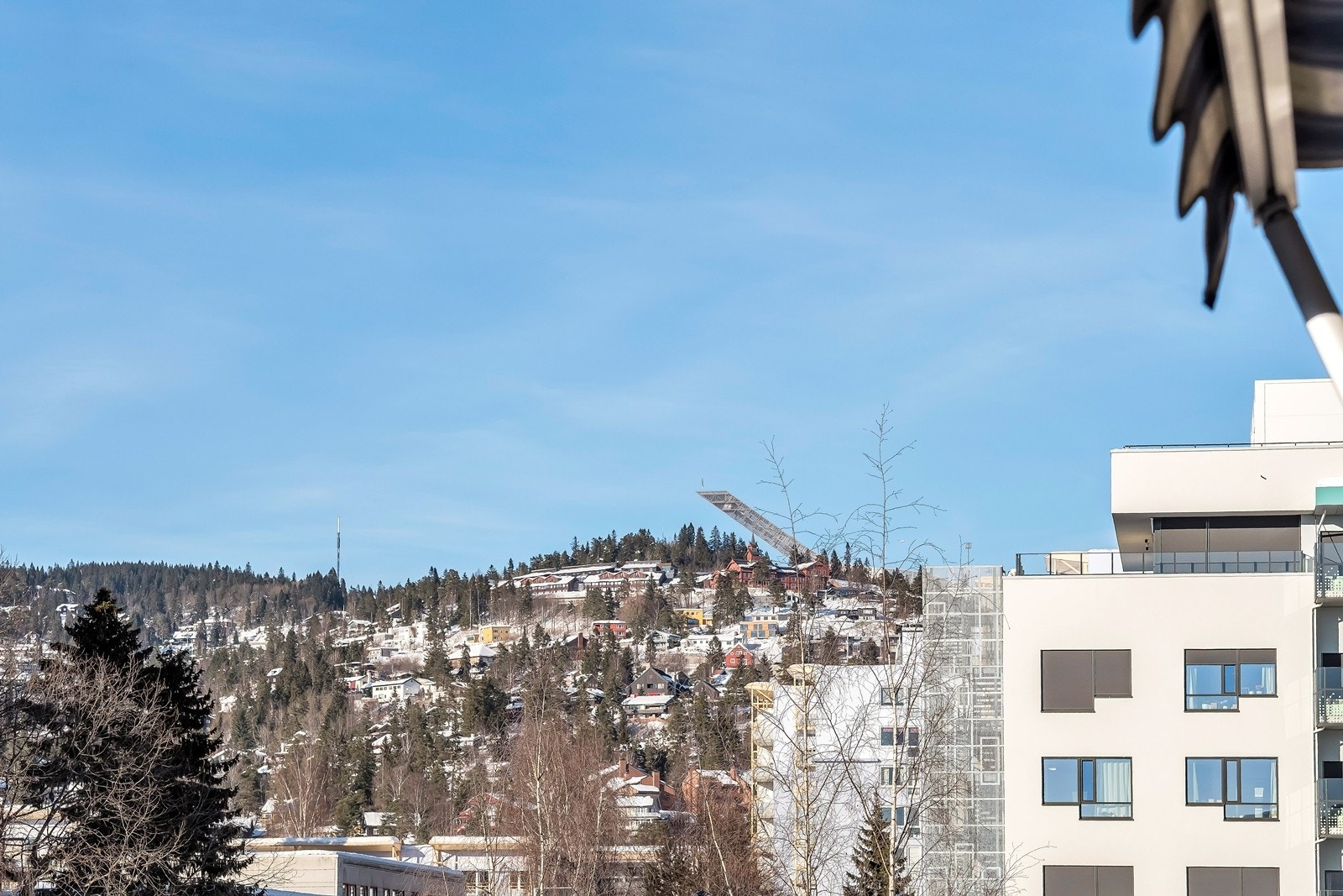 Fra balkongen har du fin utsikt mot bl.a. Holmenkollen Galleribilde
