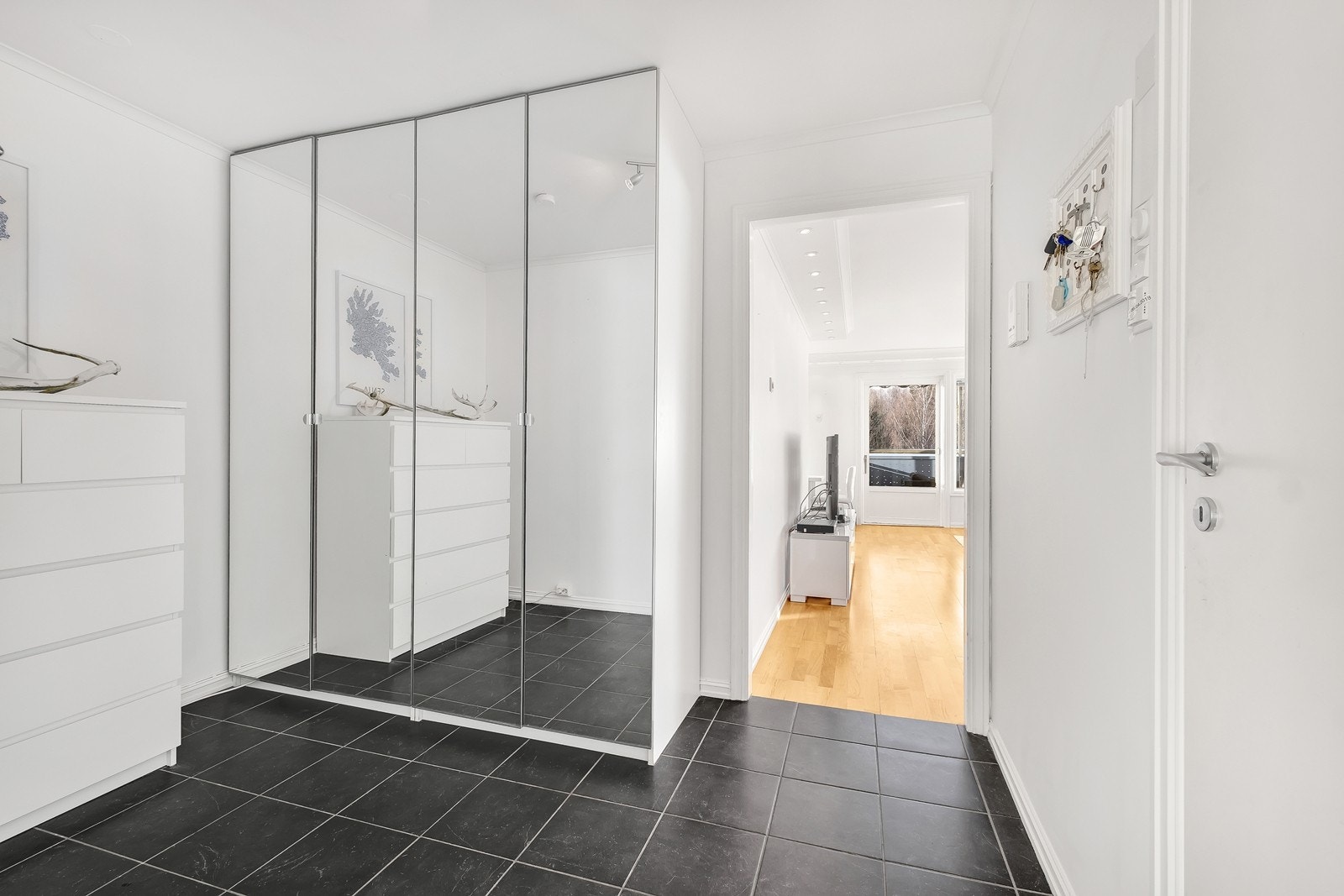 Fra entré mot stue Galleribilde