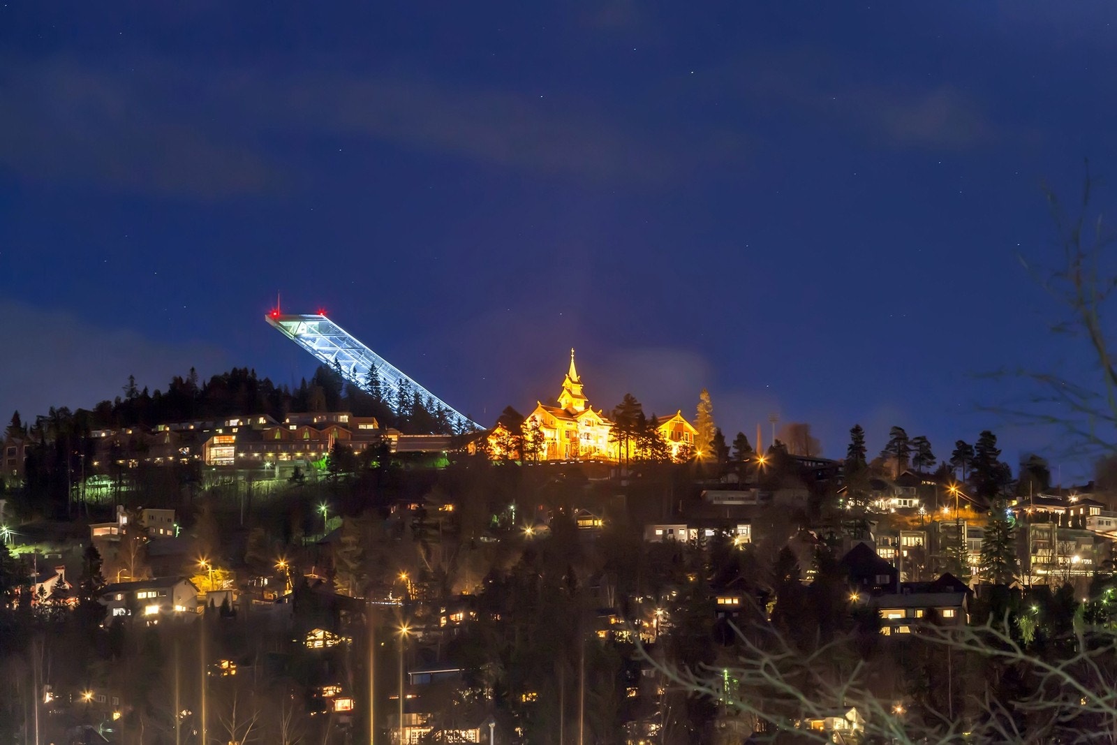 Områdebilde - Holmenkollen og Nordmarka med sine ski- og turmuligheter er ikke langt unna Galleribilde