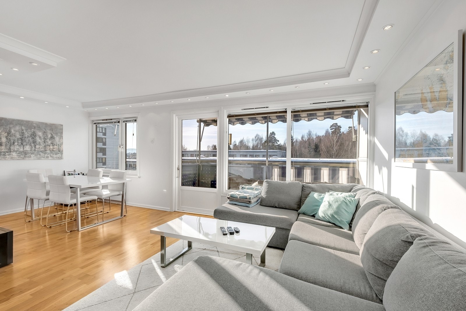 Stuen er lys og pen med store vindusflater som gir godt med naturlig lysinnslipp Galleribilde