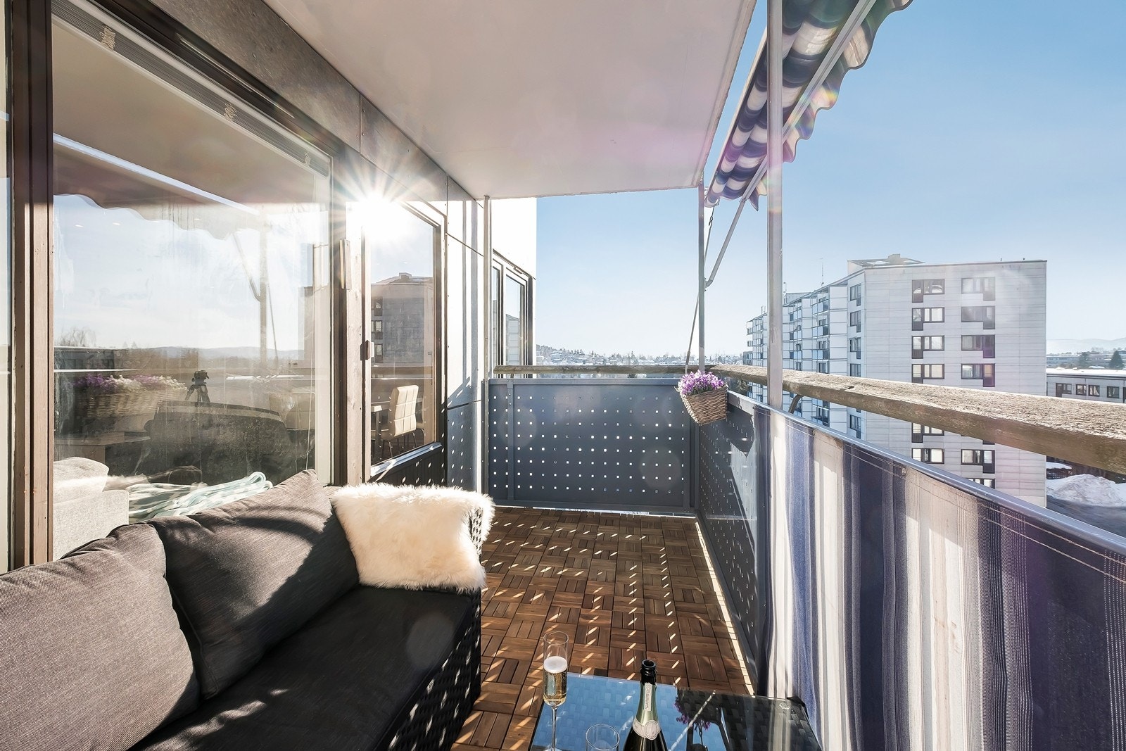 Balkongen har gode solforhold med ettermiddags- og kveldssol sommertid! Galleribilde