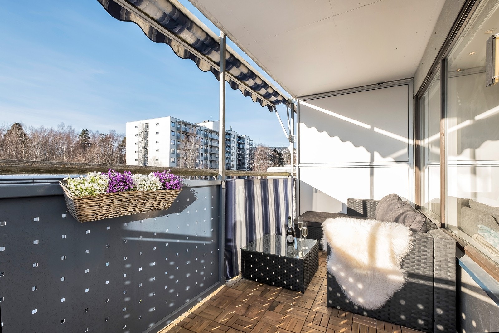 Koselig balkong med plass til utemøbler Galleribilde