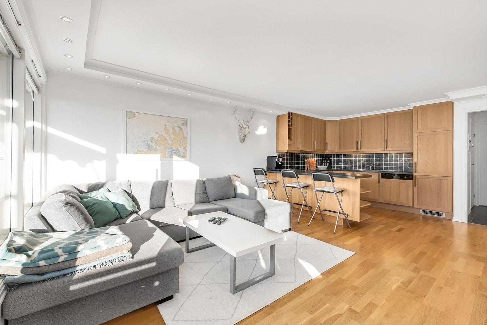 Åpen stue-/kjøkkenløsning med god kommunikasjon Galleribilde