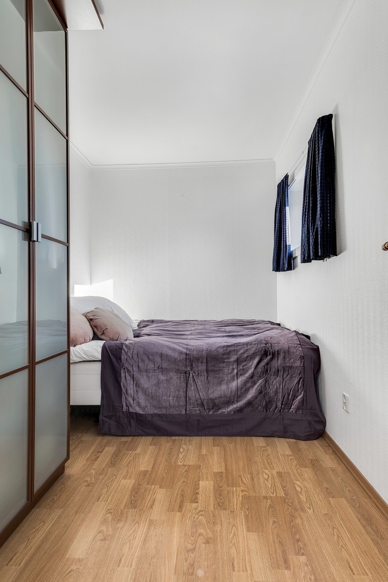 Lyst og pent soverom med plass til dobbeltseng Galleribilde