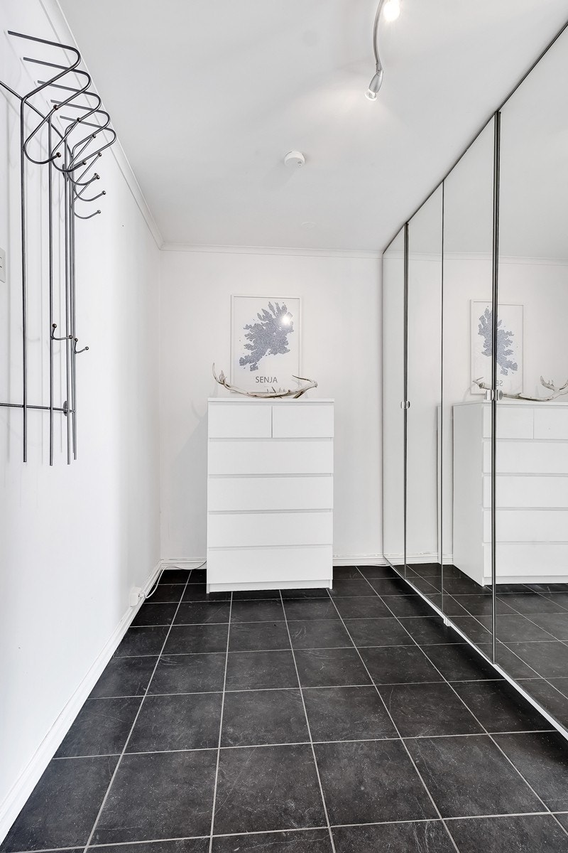 Her er det god plass til klesavheng, sko m.m. Galleribilde