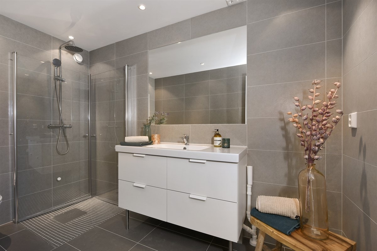 Badet ble modernisert i 2017 og er gjennomført innbydende med delikate fliser, gulvvarme og downlights. Galleribilde