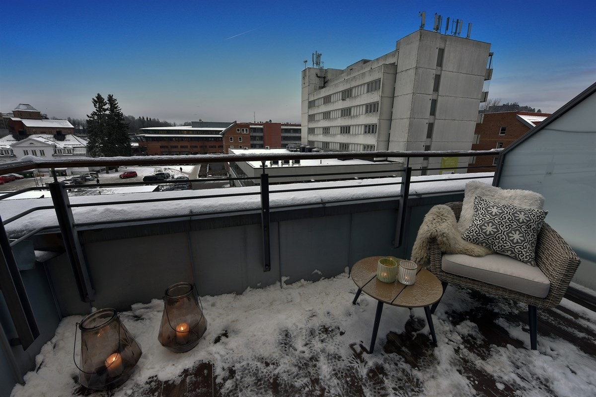 Leiligheten har en fin terrasse utenfor stuen, hvor det er mulighet for en sittegruppe. Galleribilde