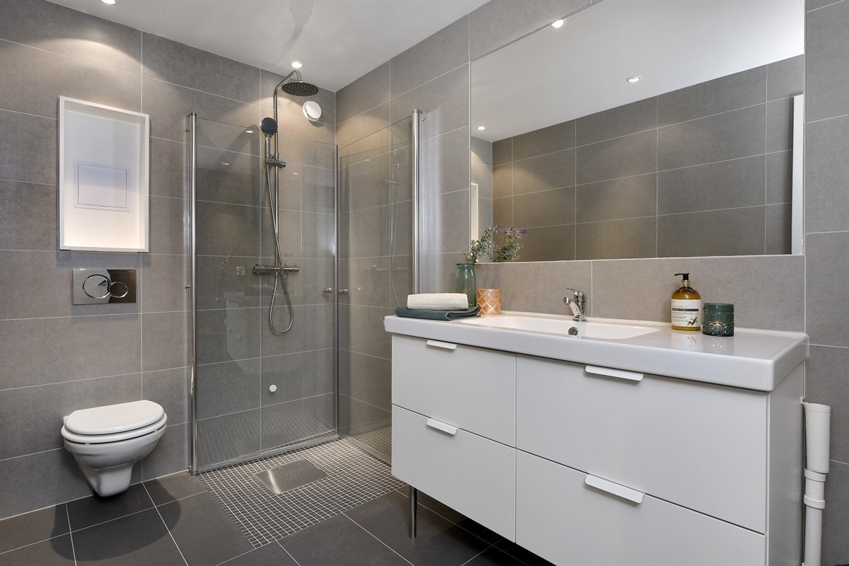 Badet ble modernisert i 2017 og er gjennomført innbydende med delikate fliser, gulvvarme og downlights. Galleribilde