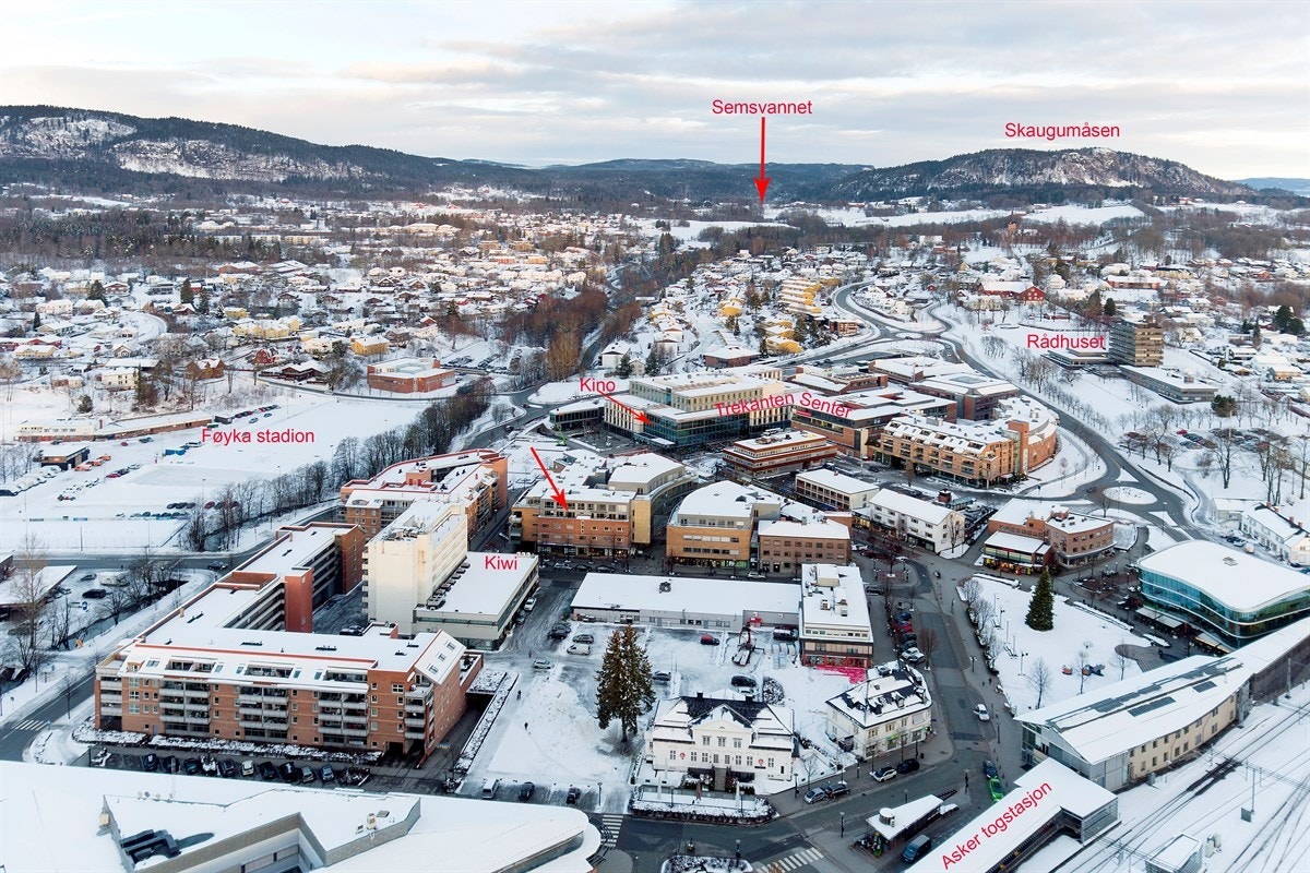 Eiendommen ligger i et attraktivt og meget sentralt boligområde i Asker sentrum. Området har umiddelbar nærhet til god offentlig kommunikasjon via buss, tog/flytog, samt et rikt utvalg av servicetilbud. Skoler og barnehager ligger også i nærheten. Galleribilde