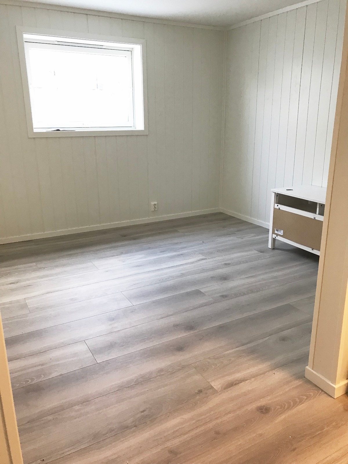 Stue med lysgrav utenfor vinduene Galleribilde