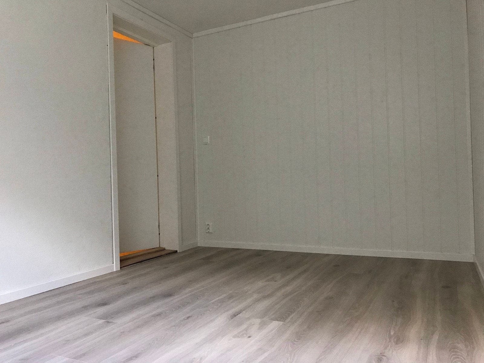 Soverom 1 har romslig plass til en dobbeltseng og garderobe Galleribilde
