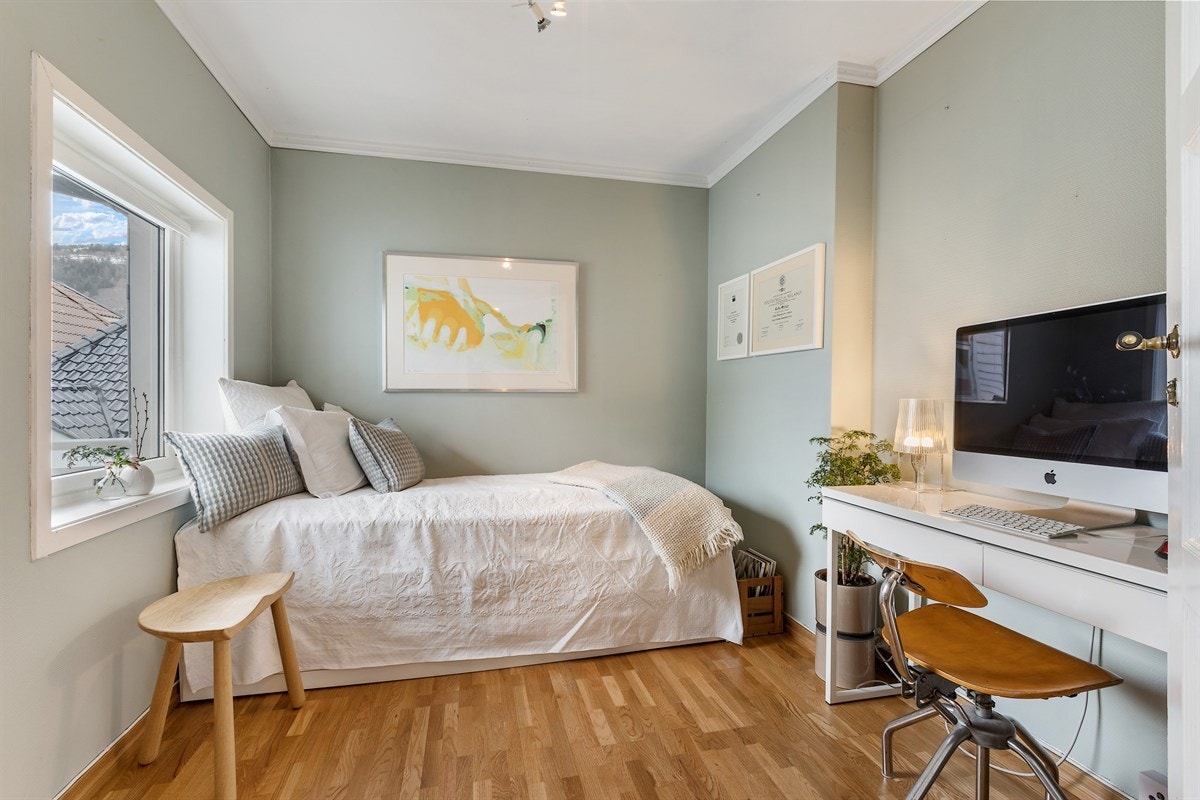 Trivelig soverom vendt ut mot bakgården - perfekt som gjesterom/ kontor om man ikke har behov for alle fire selv Galleribilde