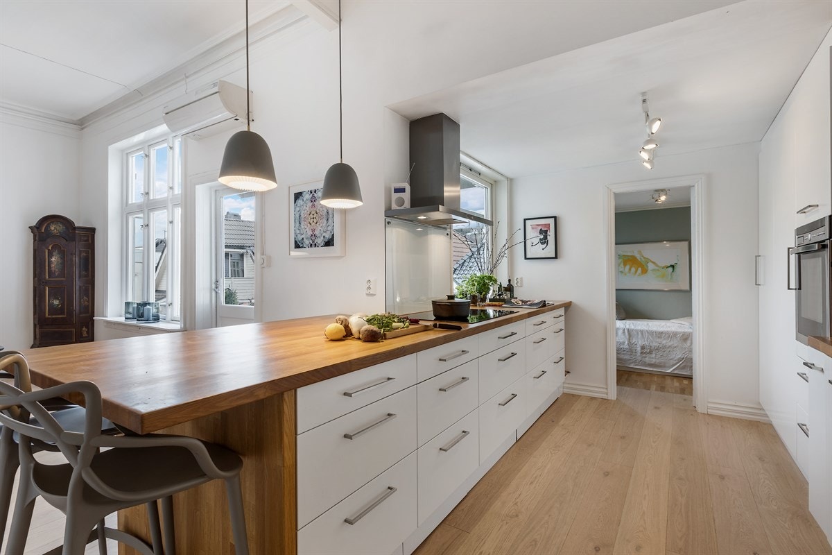 Fra kjøkkenet er det inngang til soverommet i andre etasje. Galleribilde