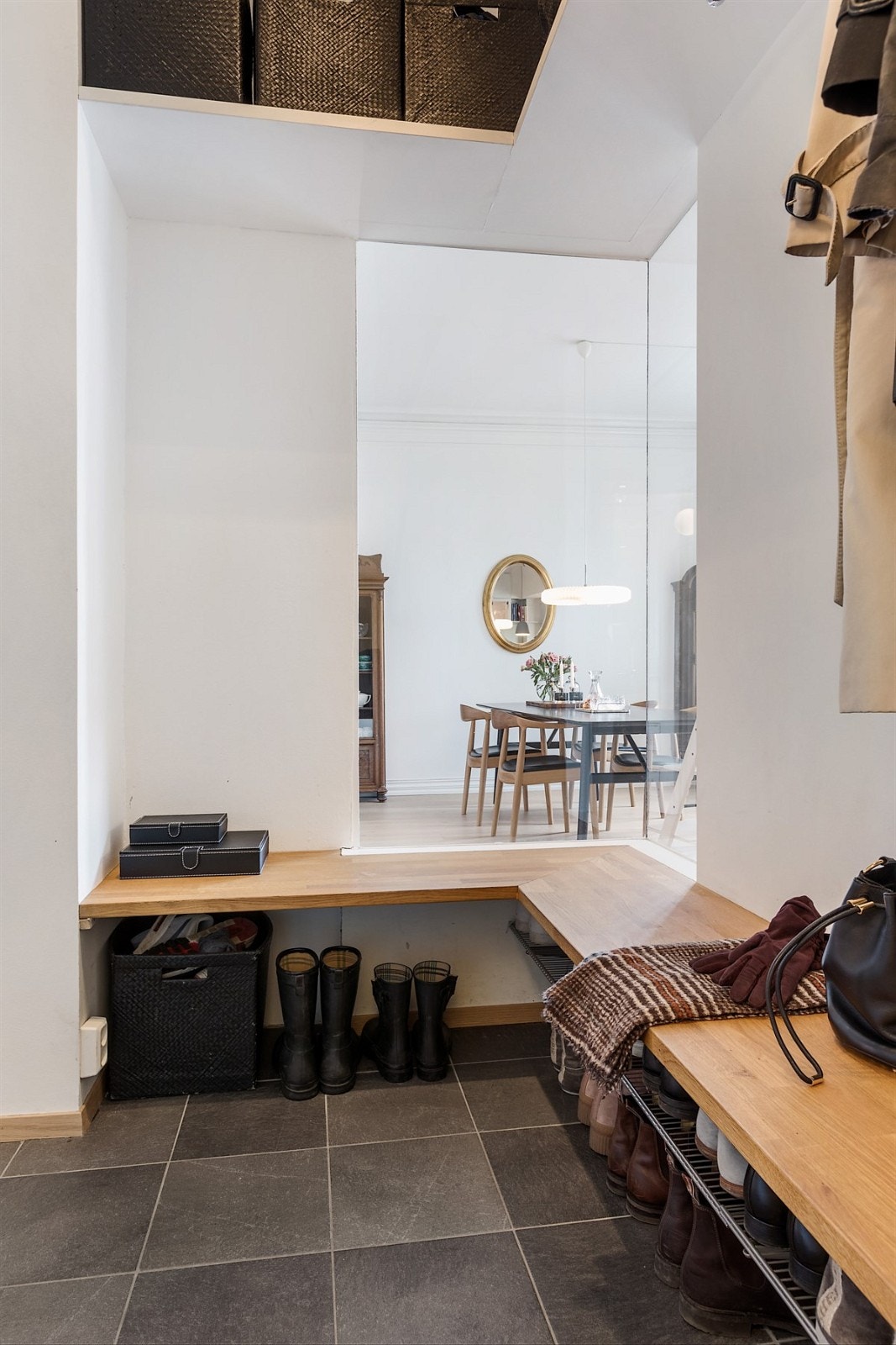 Entréen gir et meget godt førsteinntrykk av leiligheten med det spesiallagde glasset mot spisestuen Galleribilde