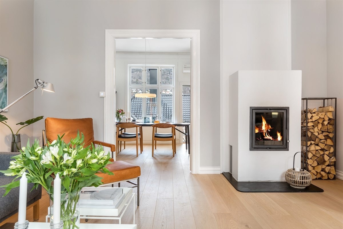 Senk skuldrene og nyt livet foran peisen Galleribilde