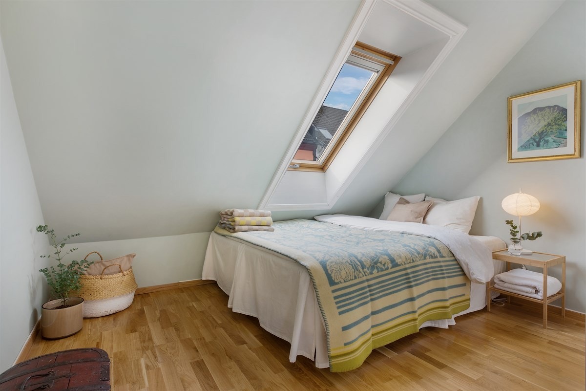 Romslig gjesterom som har god plass til dobbeltseng og rikelig med oppbevaringsmuligheter Galleribilde