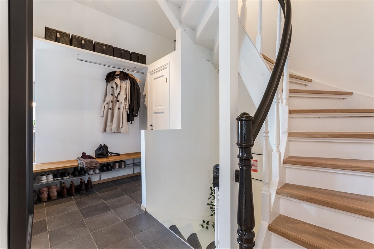 Bli med opp trappen til tredje etasje... Galleribilde