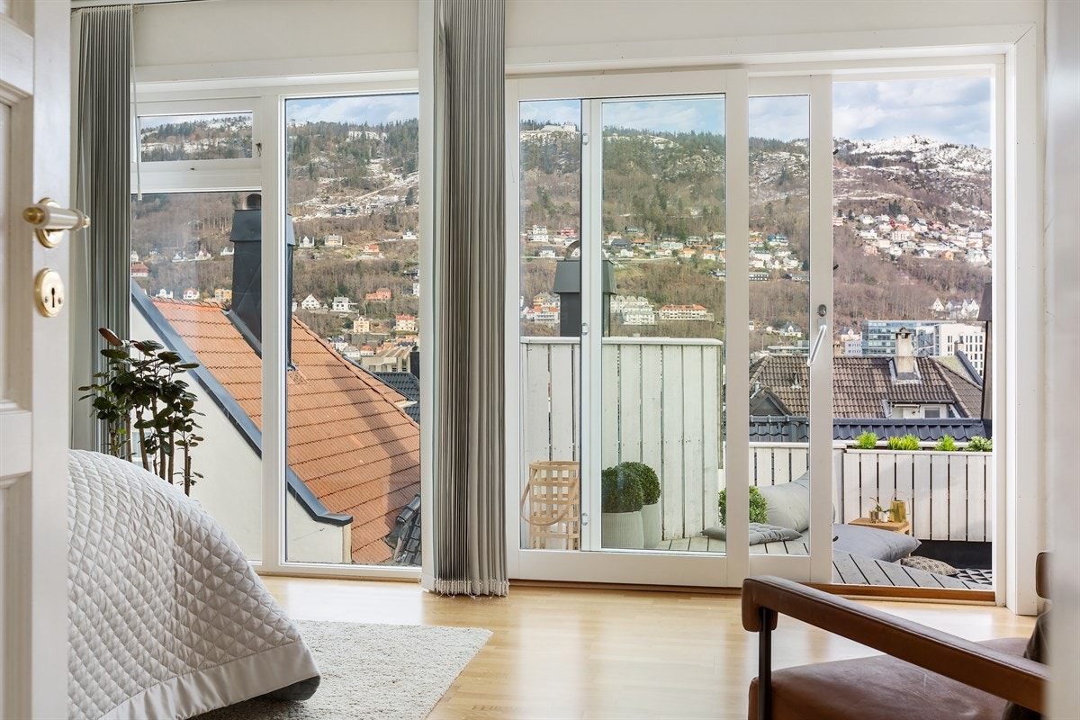 Store vinduer som går helt ned til gulvet gir godt lysinnslipp og nydelig utsikt Galleribilde