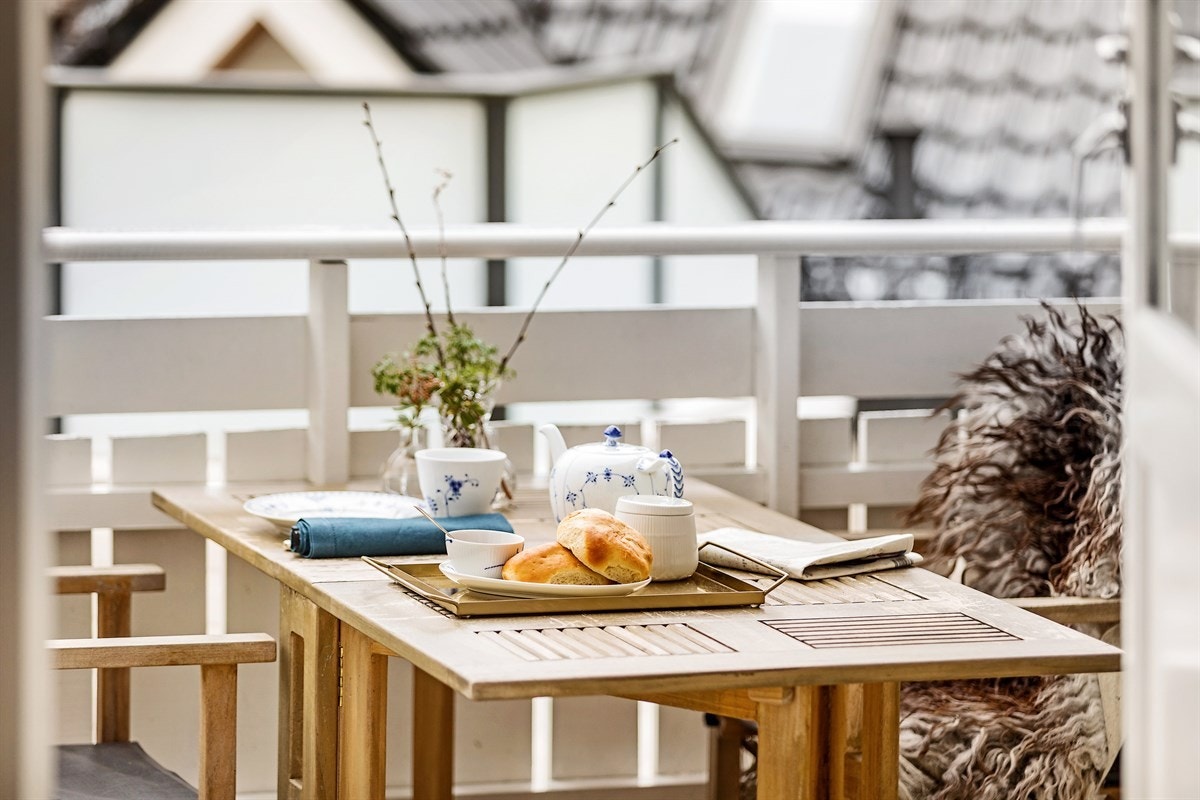 Kort vei fra kjøkkenet for å nyte frokost eller grilling på den lune terrassen Galleribilde