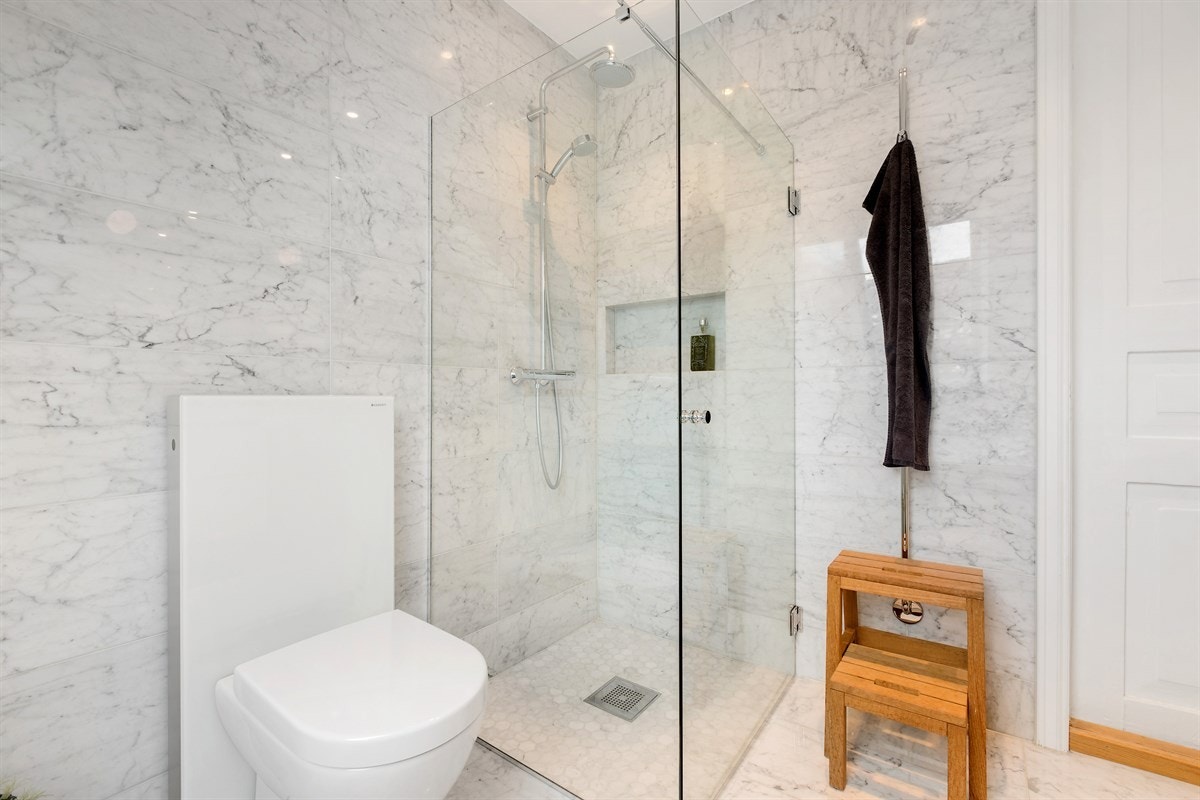 Det lekre badet er nytt fra 2017 og har meget moderne løsninger som toalett med nattlys, vifte og sensor Galleribilde