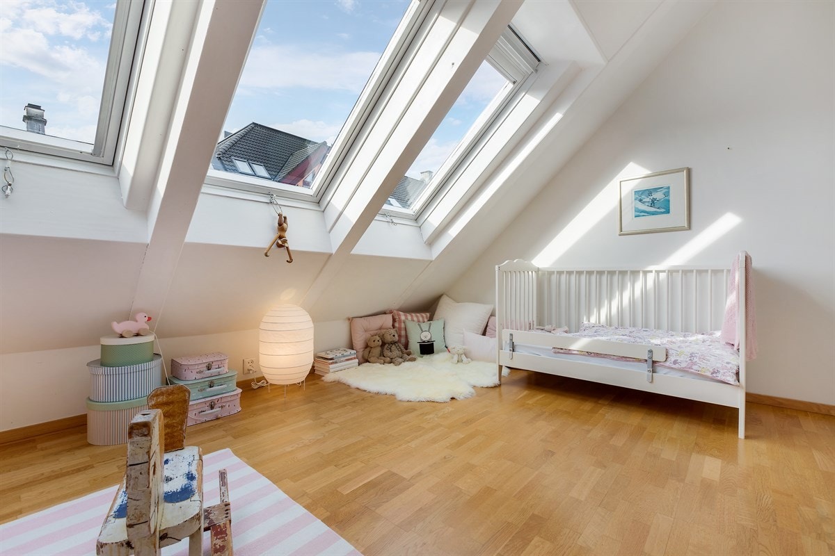 De store vinduene gir nydelig utsikt over stjernehimmelen, samt godt med lysinnslipp Galleribilde