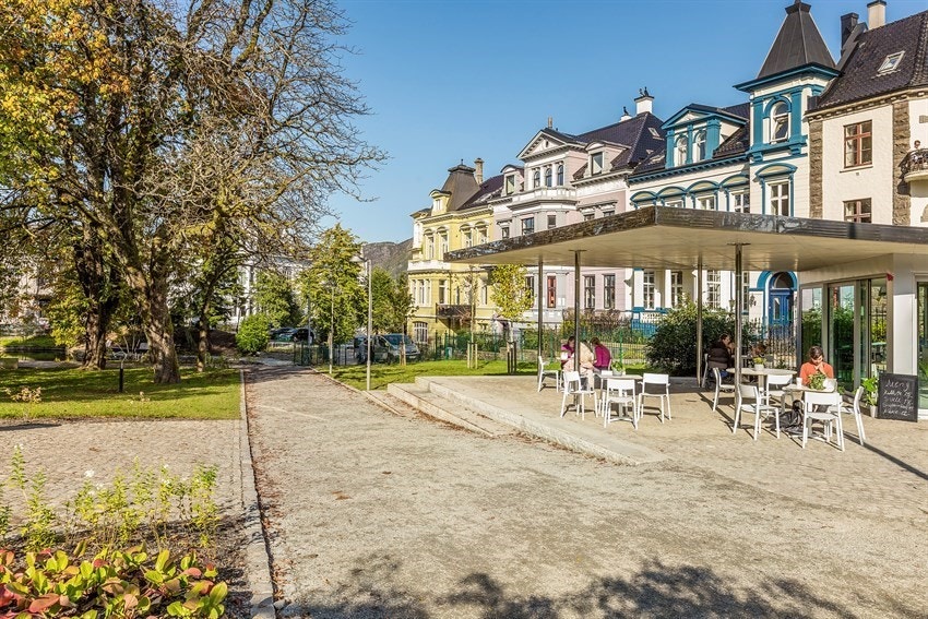I parallellgaten bak ligger Parkveien og Nygårdsparken, som er ett av de mest idylliske stedene i Bergen Galleribilde