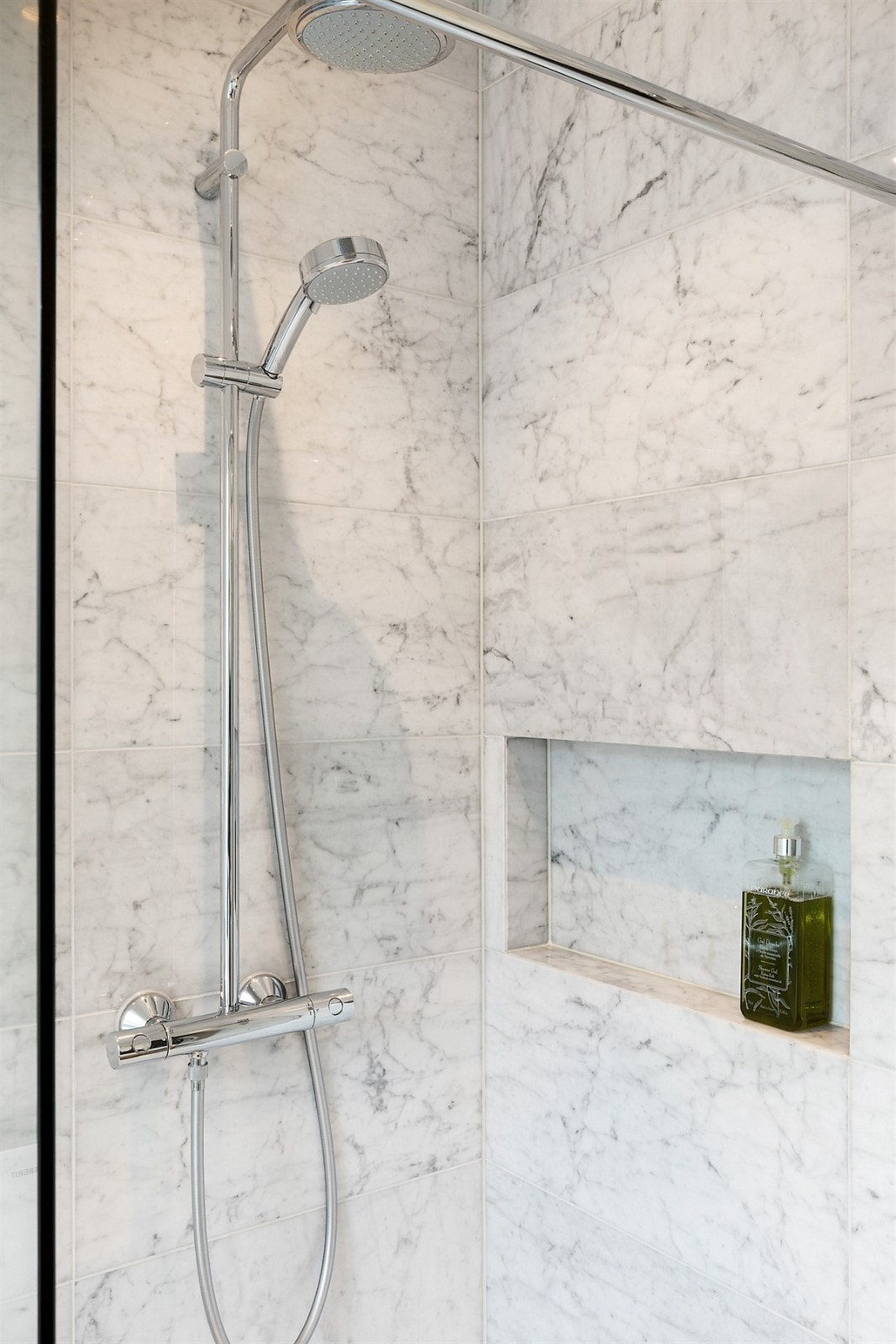 Svært gode kvaliteter som dusjvegger i klart glass og rainshower-dusj Galleribilde