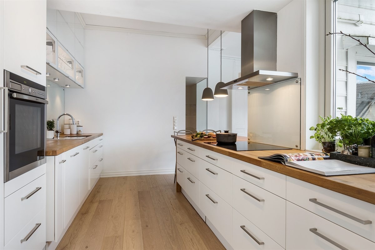 Man har også godt med benkeplass, noe som er praktisk både til hverdag og fest. Galleribilde