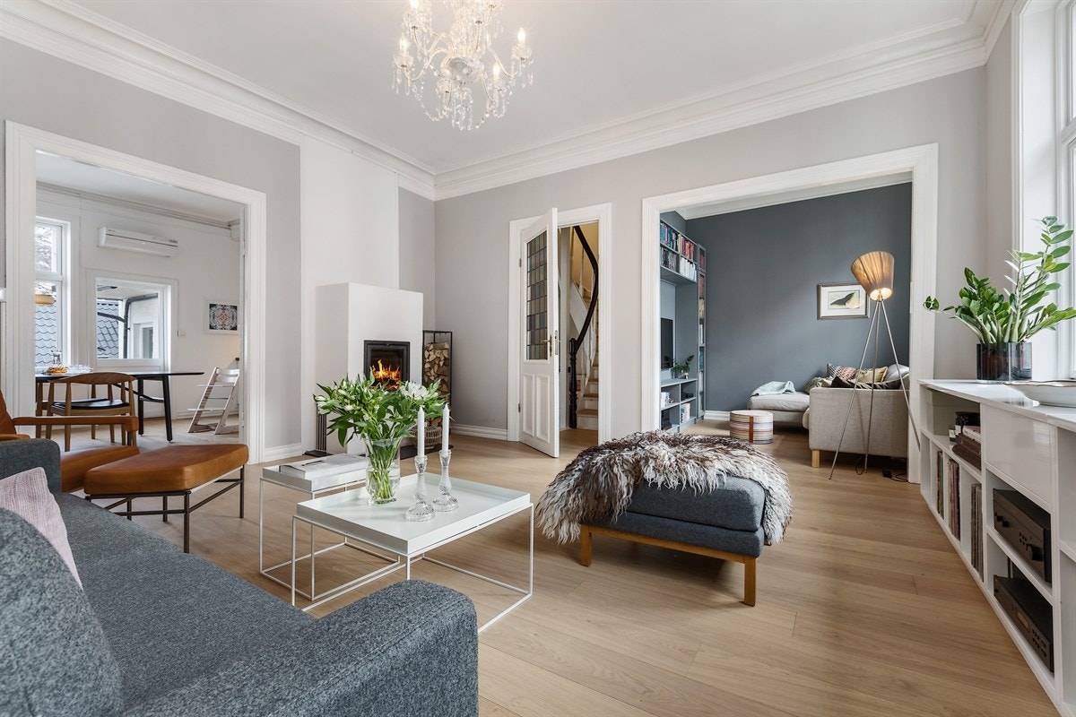 Herskapelig stue med fantastisk takhøyde og en-stavs parkett Galleribilde