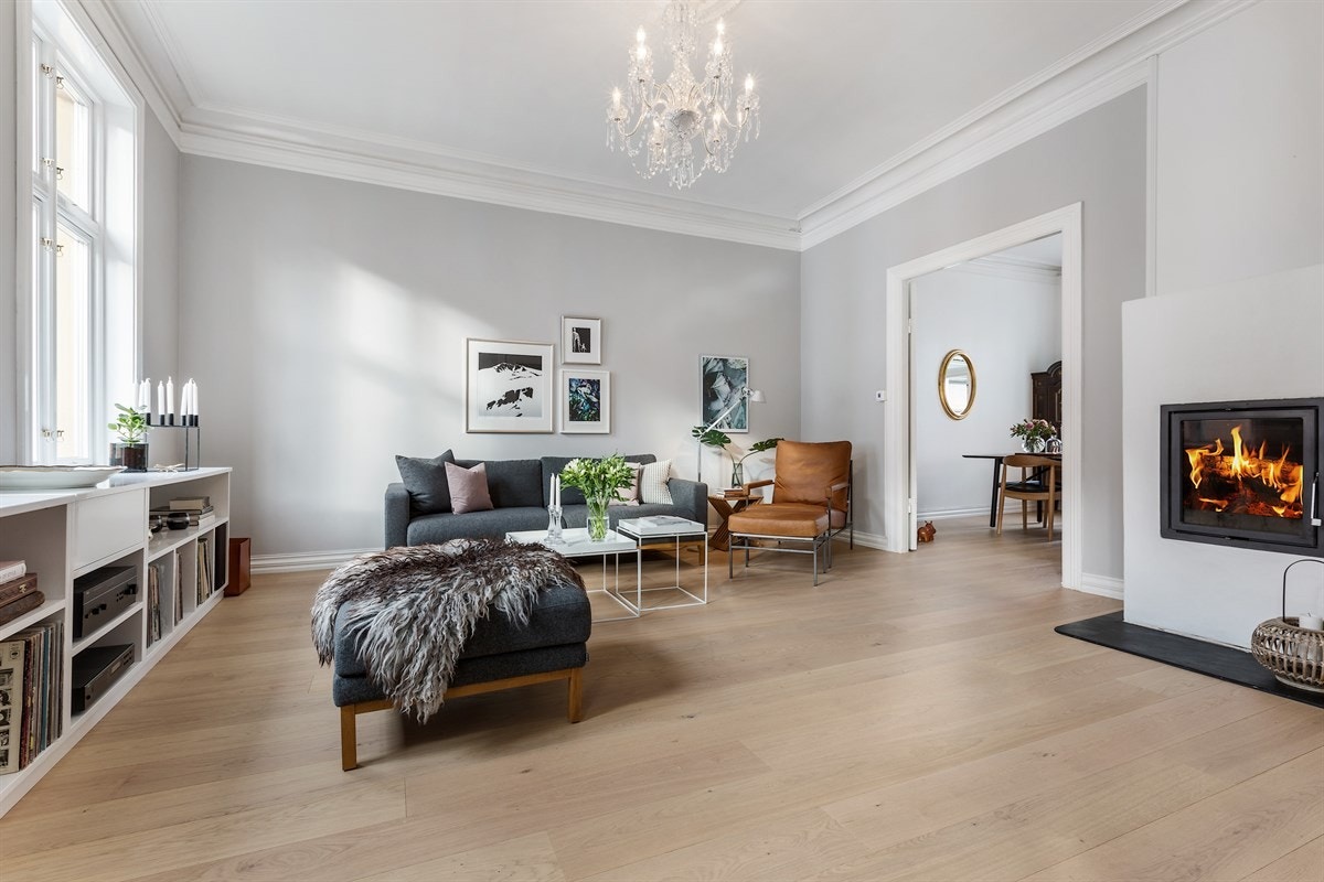 Nydelig stue med stukkatur i taket og profilert listverk Galleribilde