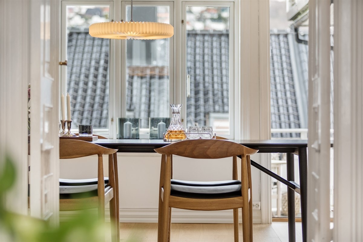 Spisestuen har inngang fra stuen, med flotte dører som gjør det enkelt å velge mellom åpen eller lukket løsning. Galleribilde