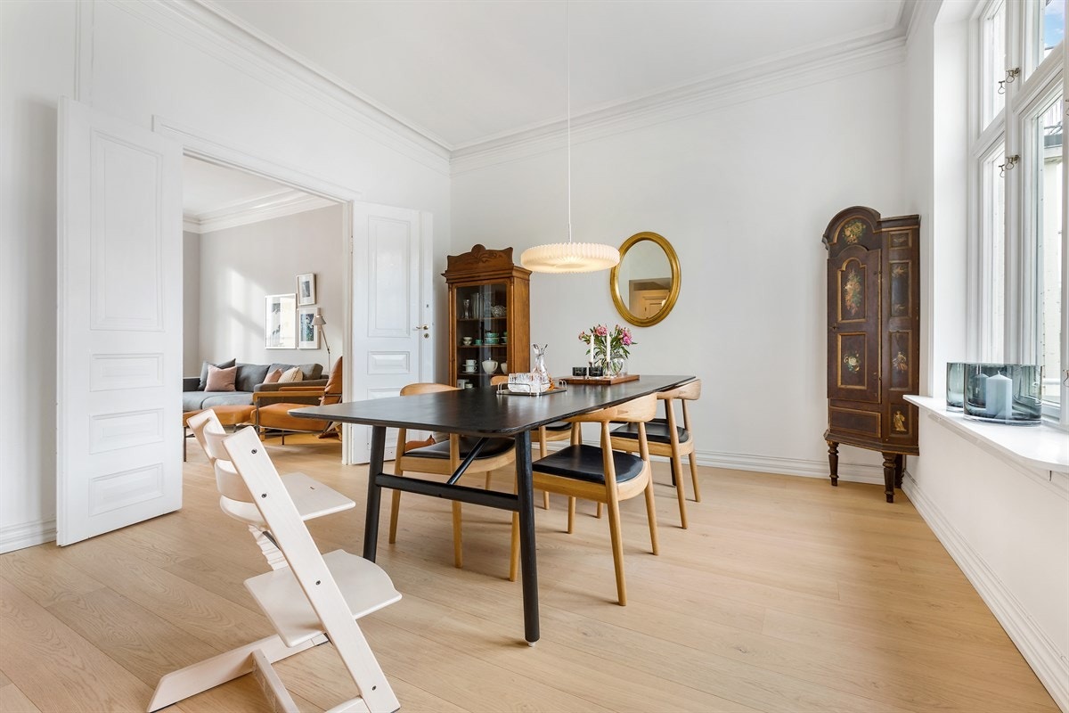 Her har man rikelig med plass til venner og familie rundt bordet. Galleribilde